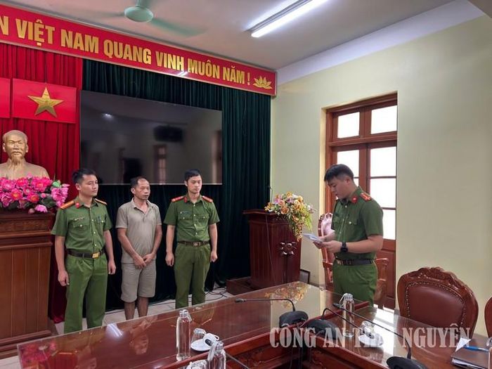 Cơ quan Cảnh sát điều tra thi hành quyết định khởi tố vụ án, khởi tố bị can đối với Đặng Văn Giang. Ảnh: Công an tỉnh Thái Nguyên