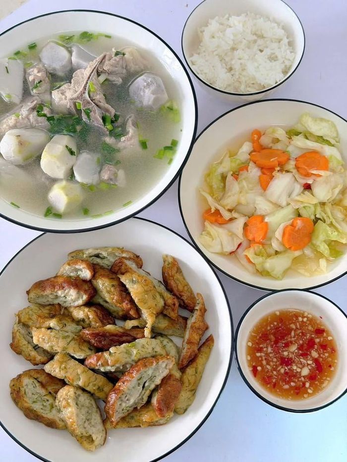 Người sau tuổi 70 trong thực đơn hàng ngày nên ưu tiên những món mềm, dễ nhai và dễ tiêu hóa. Ảnh: Ly Na.