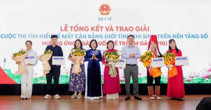 Lãnh đạo Cục Dân số trao giải cho các tác giả. Ảnh: CDS