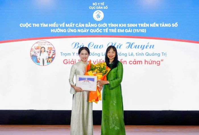 Ban Giám khảo trao giải "Bài viết truyền cảm hứng" cho tác giả Cao Nữ Huyền. Ảnh: CDS