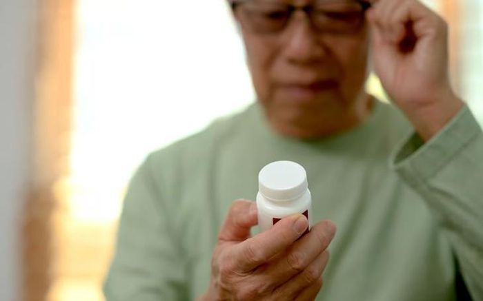 Đối với nhóm bệnh nhân bị suy giảm nhận thức nhẹ, những người uống Glucosamine có nguy cơ tiến triển thành bệnh sa sút trí tuệ cao hơn 25% so với những người không sử dụng. Ảnh minh họa: Envato Elements