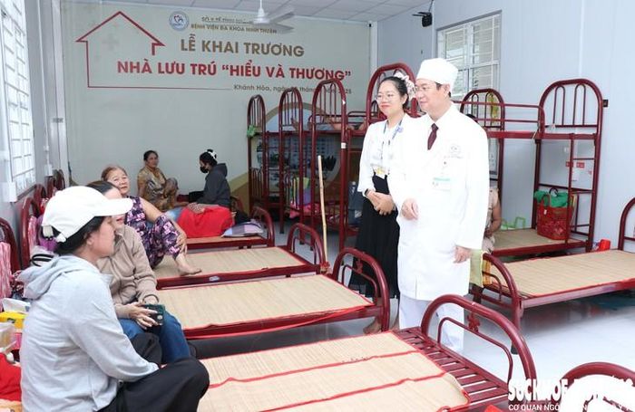 Ông Lê Huy Thạch, Giám đốc BVĐK Ninh Thuận, thăm hỏi thân nhân người bệnh đang lưu trú tại Nhà lưu trú “Hiểu và Thương”. Ảnh: Duy Ngọc.