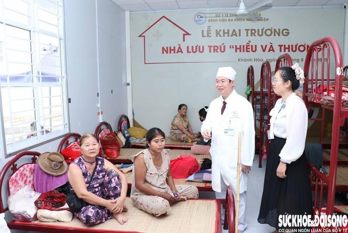 Thân nhân người bệnh phấn khởi khi có nơi được nghỉ ngơi tử tế. Ảnh: Duy Ngọc.