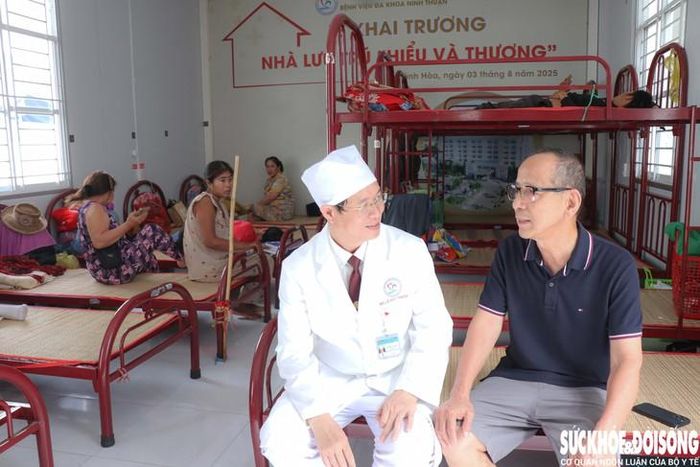 Ông Lê Huy Thạch, Giám đốc BVĐK Ninh Thuận thăm hỏi, động viên anh James Nguyễn có mẹ hơn 90 tuổi đang điều trị tại bệnh viện. Ảnh: Duy Ngọc.