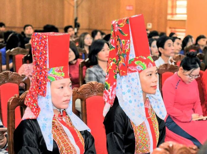 Chị La Thị Huệ (bìa phải) tại lễ trao giải. Ảnh: Thư Trịnh