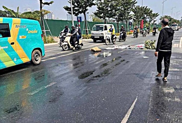 Một tài xế xe cẩu tại Hà Nội tiếp tục di chuyển sau khi phát hiện xe rò rỉ dầu, khiến mặt đường trơn trượt, nhiều người bị ngã. (Ảnh Công an TP Hà Nội)