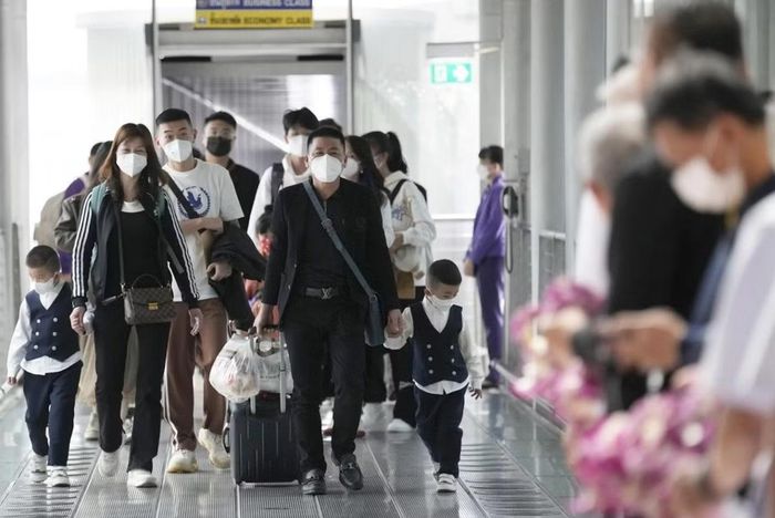 Du khách đến Sân bay Quốc tế Suvarnabhumi (tỉnh Samut Prakan, Thái Lan). Ảnh: AP Photo/ Sakchai Lalit.