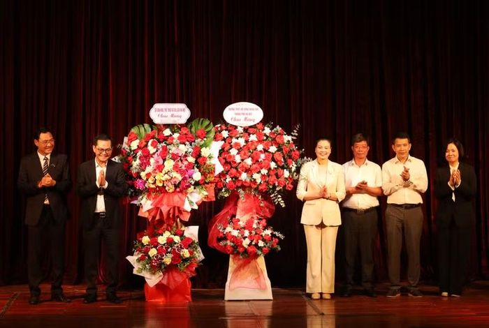 Các đại biểu gửi hoa chúc mừng Nhà hát Kịch Hà Nội với sản phẩm công nghiệp "Thời khắc"