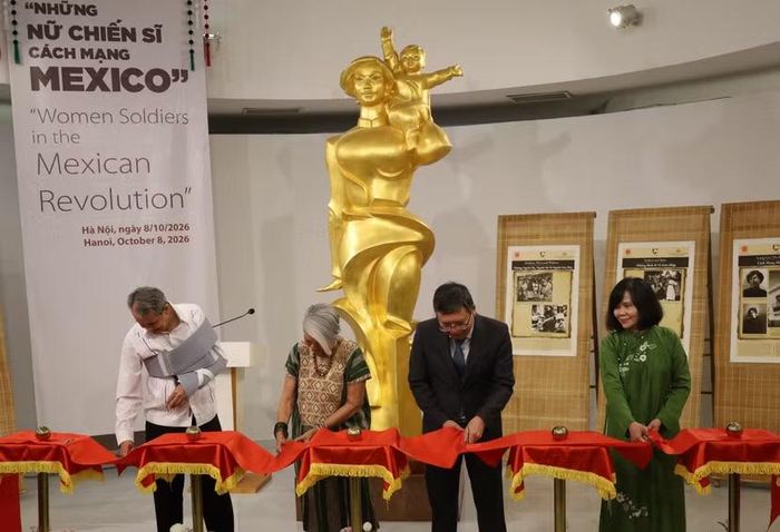 Các đại biểu cắt băng khai mạc triển lãm