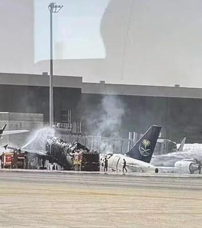 Hình ảnh được cho là máy bay của Hãng hàng không Saudia Airlines bị phả hủy trong cuộc tập kích của Houthi vào Riyadh. Ảnh: X/OSINTWarfare