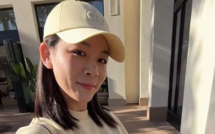 Zhang, còn được gọi là Heather, được cho là đến từ thành phố Trường Sa, tỉnh Hồ Nam. Cô tốt nghiệp Đại học Quan hệ Quốc tế ở Bắc Kinh năm 2014, sau đó nhận bằng thạc sĩ quản lý công tại Đại học Nam California năm 2016.