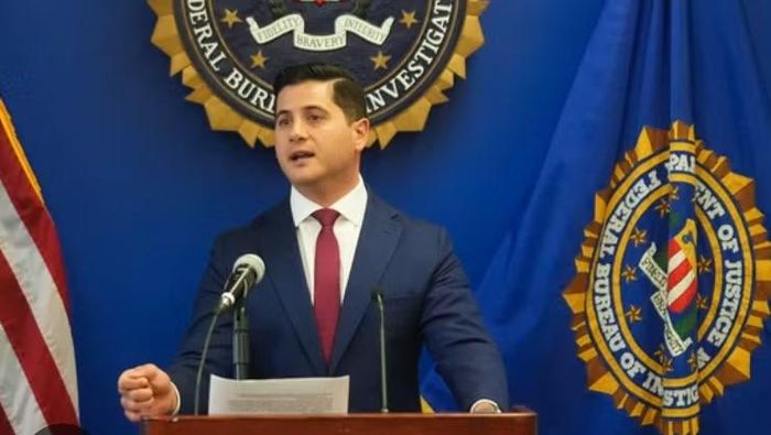 Công tố viên liên bang tại California Bill Essayli cho biết, Zhang bị bắt với cáo buộc là "đặc vụ nước ngoài không đăng ký". Theo hồ sơ điều tra, mục tiêu mà Zhang bị cáo buộc theo dõi tại Mỹ là Lại Đình Dư, con trai lãnh đạo vùng lãnh thổ Đài Loan Lại Thanh Đức.