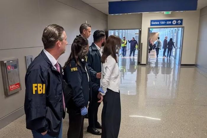FBI thu được các tin nhắn WeChat của Zhang sau khi khám xét tài khoản iCloud. Hồ sơ cho thấy cô liên lạc với ít nhất 2 người mà các nhà điều tra cho rằng có quan hệ với chính phủ Trung Quốc.