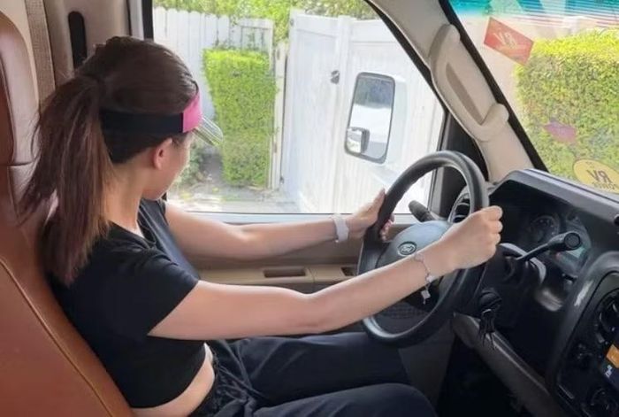 Trước khi bị bắt, Zhang còn được biết đến với hình ảnh một nữ môi giới bất động sản có cuộc sống năng động. Cô từng đi nhiều nơi trên thế giới, thường xuyên đăng ảnh du lịch, mua sắm và dùng bữa tại các nhà hàng cao cấp.