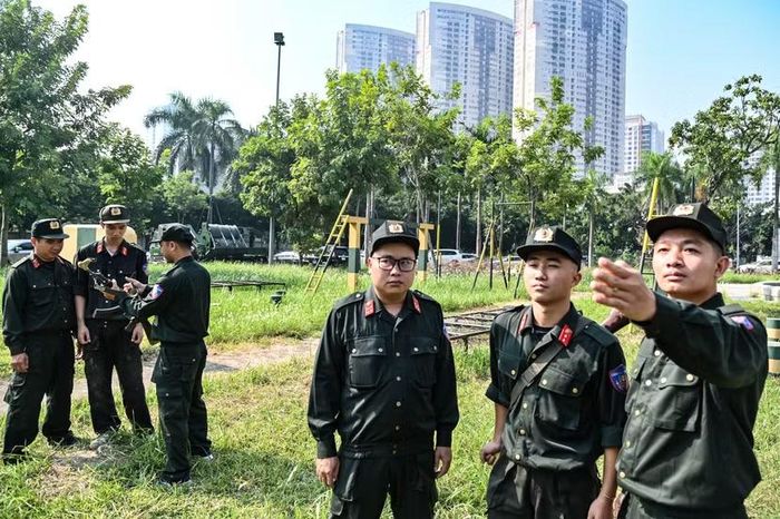 Thành viên Đội Chính trị và Tổ điều lệnh trực tiếp bấm giờ tại vạch đích. Bài học khắc cốt ghi tâm luôn được lặp lại, quên súng khi về đích bị phạt tới 20 giây. Toàn bộ cơ thể phải cắt qua mặt phẳng vạch đích mới hoàn thành nhiệm vụ.
