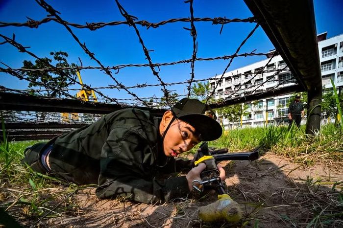 Sự nghiêm túc của các chiến sĩ thể hiện qua từng động tác, nét mặt