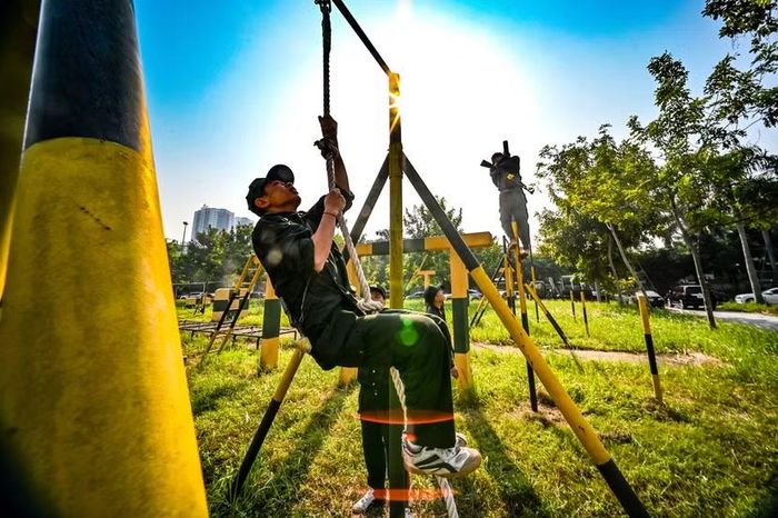 Kỹ thuật leo dây đứng. Sợi thừng to bản cứa rát lòng bàn tay. Các chiến sĩ liên tục nhắc nhau sửa tư thế lộn qua xà ngang để tránh phạt 2 giây.