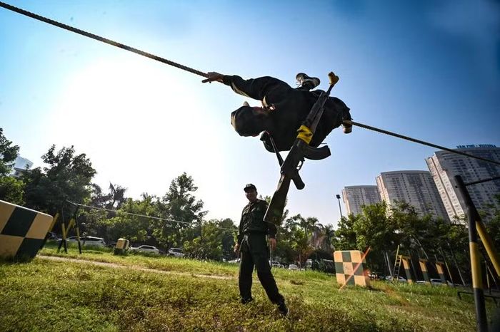 Giáo viên Tổ điều lệnh bám sát mép dây, nắn nót từng nhịp rướn. Chân vừa chạm vạch giới hạn khi đang lơ lửng, lỗi phạt 2 giây lập tức được nhắc nhở để chấn chỉnh.