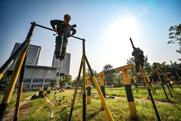 Đu xà vượt chướng ngại. Hai tay bắt buộc phải qua điểm giới hạn khi tụt xuống. Khắc phục ngay trên bãi tập, nếu không mức phạt sẽ dội lên 5 giây.