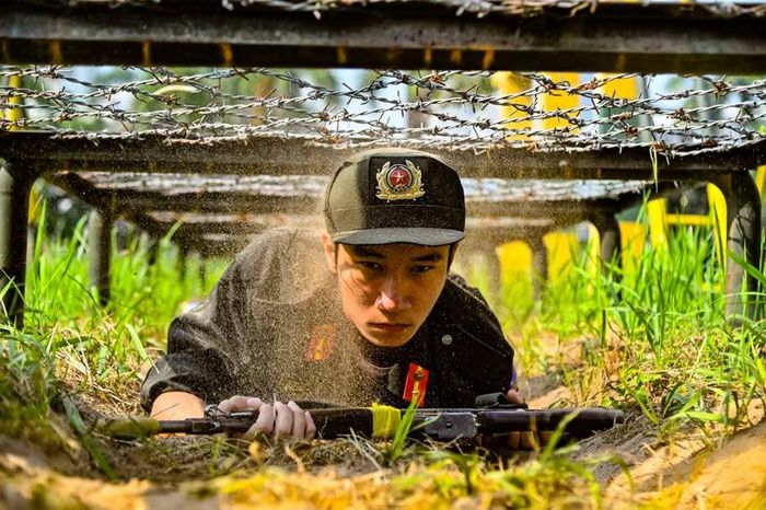 Bụi đất tung mù mịt theo nhịp quẫy đạp. Khoảng không phía dưới chỉ rộng vừa đủ cho một thân người nằm sấp.