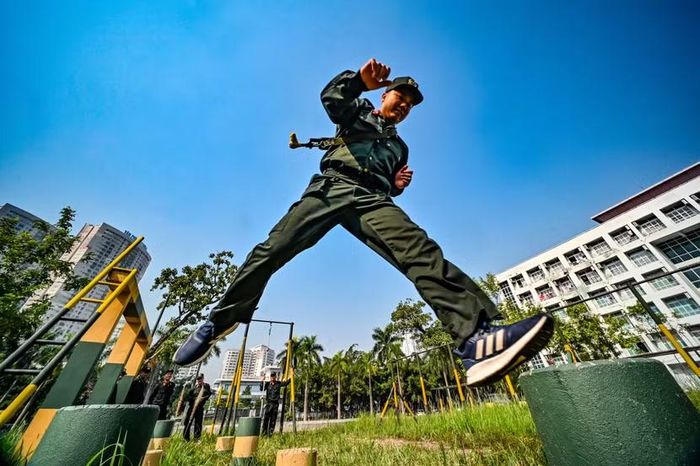 Cú tiếp đất hãm phanh đột ngột trước mép bục mấp mô. Bất kỳ khoảnh khắc loạng choạng nào cũng làm suy giảm đà chạy ngay sau đó.