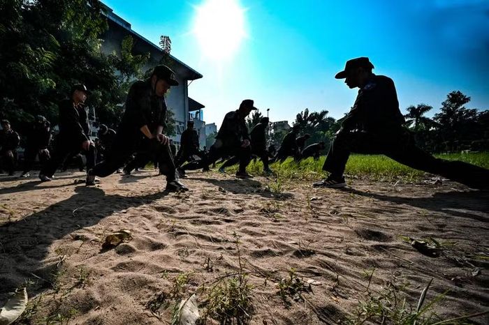 Khâu giãn cơ đùi và ép dây chằng diễn ra dưới cái nắng đổ lửa.