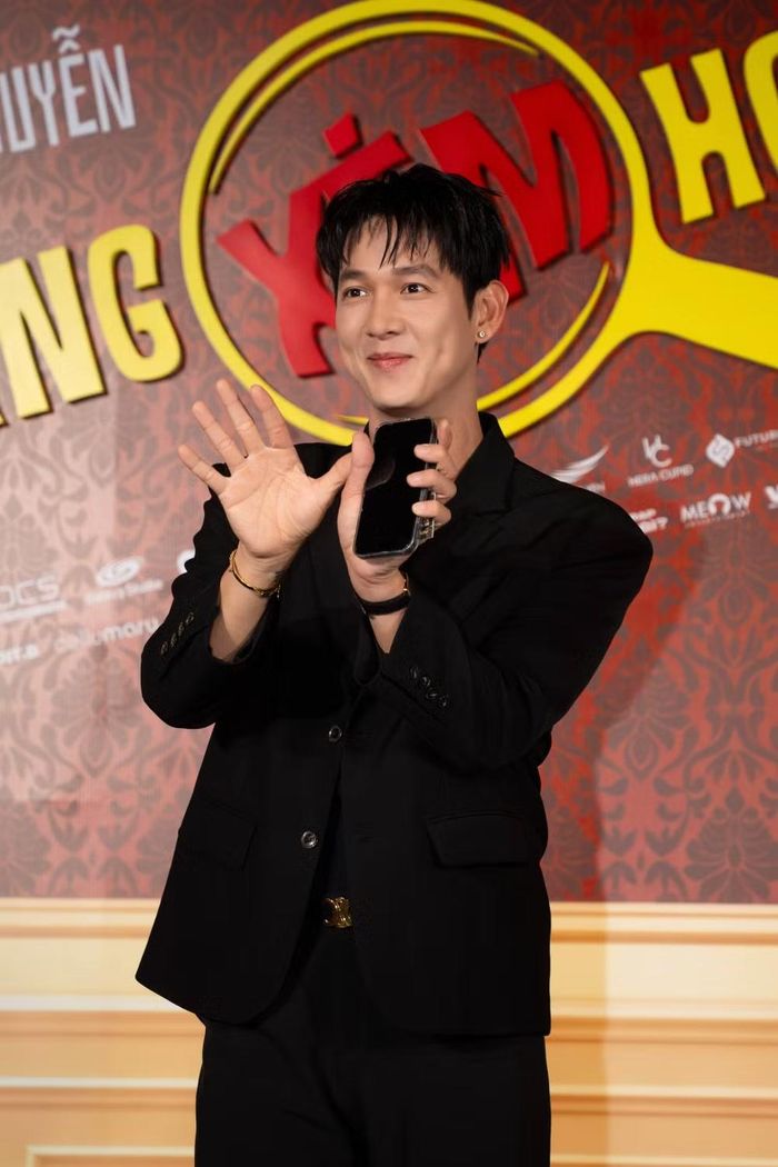 Song Luân trẻ trung thoải mái nhí nhảnh trước ống kính