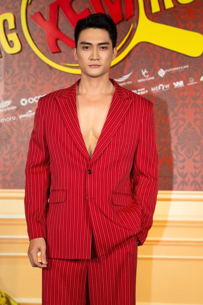 Lương Gia Huy diện vest đỏ nổi bật trên thảm đỏ