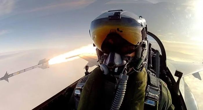Tương tự, các vũ khí chống radar cũng có thể được tích hợp trên một số cấu hình F-16. Tuy nhiên, khả năng kỹ thuật của máy bay và danh mục vũ khí được một quốc gia sở hữu là 2 vấn đề khác nhau.