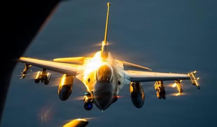 Lockheed Martin cho biết F-16 đã được chứng nhận hơn 3.300 cấu hình mang và phóng cho hơn 180 loại vũ khí và thiết bị.
