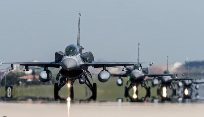 Tên lửa AIM-9X sử dụng đầu dò hồng ngoại để tìm mục tiêu. Trong khi đó, AIM-120 được thiết kế cho tác chiến không đối không ngoài tầm nhìn.