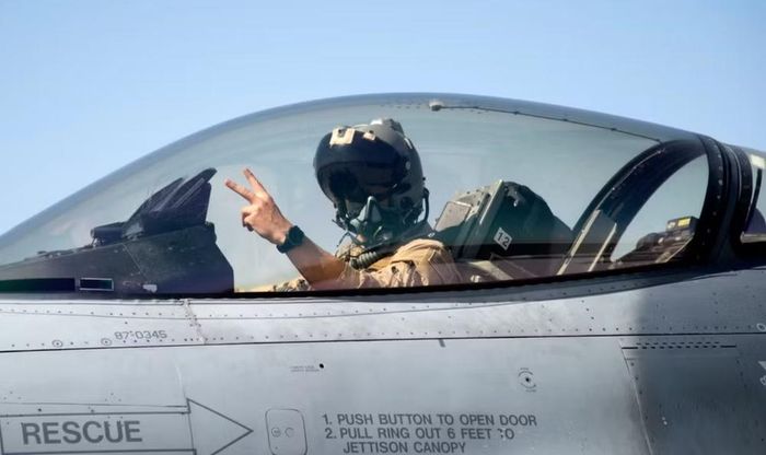 Với nhiệm vụ trên biển, F-16 có thể được tích hợp tên lửa chống hạm tùy theo cấu hình và yêu cầu của khách hàng.