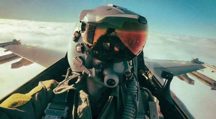 F-16 cũng có thể mang các loại bom dẫn đường bằng laser và nhiều vũ khí không đối đất khác. Khả năng tích hợp rộng giúp máy bay thực hiện nhiều nhiệm vụ mà không cần thay đổi nền tảng cơ bản.