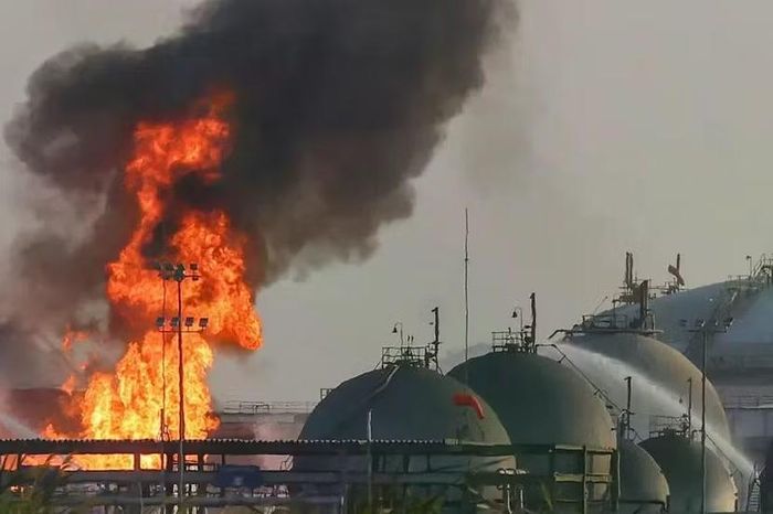 Ngọn lửa bốc lên tại một cơ sở thuộc Tập đoàn dầu khí Aramco của Saudi Arabia ngày 3-10-2026. Ảnh: AFP/Getty Images