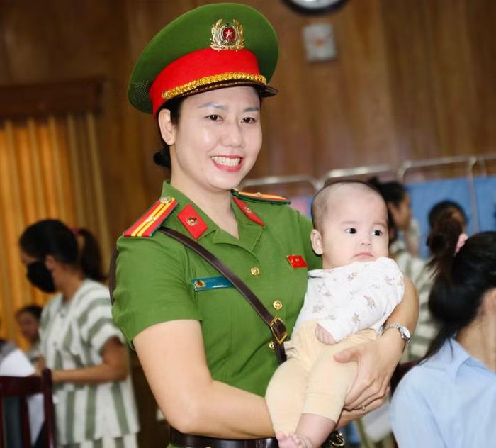 Thiếu tá Đặng Thị Hồng Trang - cán bộ Tổ Cảnh sát bảo vệ Trại tạm giam số 1 gặp lại bé Hoàng Gia B. từng được chị chăm sóc tại Bệnh viện 198 ngay khi vừa lọt lòng mẹ