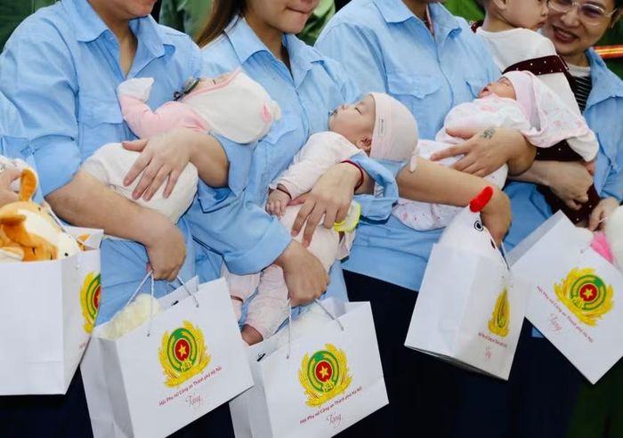 Ban tổ chức chương trình tặng quà cho 5 em nhỏ đang ở cùng mẹ tại Trại