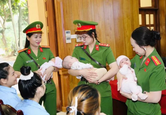 Các hội viên phụ nữ CATP Hà Nội nâng niu, chơi đùa cùng các em nhỏ