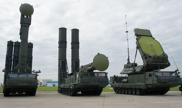 Hệ thống S-300V4 có một đài radar với ăng ten khổng lồ, NATO đặt biệt danh cho khí tài này là "Chảo nướng" không chỉ vì kích thước lớn mà còn để ám chỉ nhiệt độ cao mà các phần tử bức xạ của ăng ten mảng pha chủ động tạo ra.