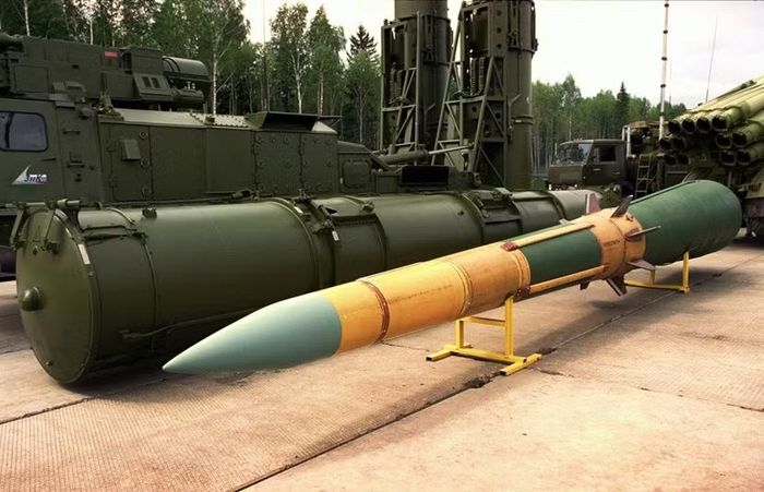 Ngoài ra còn có S-300P (trang bị cho lực lượng phòng không) sử dụng khung gầm xe tải bánh lốp, vốn quen thuộc qua các cuộc duyệt binh và video quân sự. Hệ thống S-300P hoạt động phối hợp với radar phòng không mặt đất.