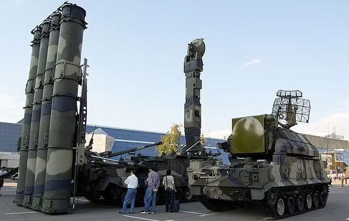 Hiện tại Nga mới chỉ xuất khẩu ra nước ngoài phiên bản đời trước là S-300VM Antey-2500, họ vẫn chưa cho thấy dấu hiệu sẽ bán biến thể S-300V4 Antey-400 cho bất cứ đối tác nào.