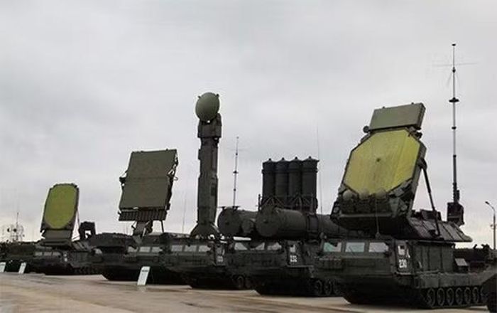 Các xe mang phóng tự hành (TELAR) mang 2 hoặc 4 tên lửa, chúng được trang bị radar riêng và có thể chiến đấu độc lập nếu cần thiết. Phương tiện này còn được hỗ trợ bởi xe nạp đạn kiêm chấp hành phóng (TEL).