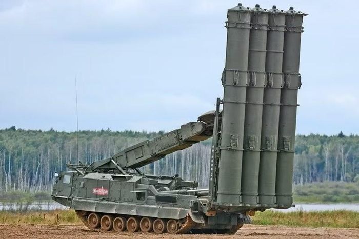 Đi kèm với chúng là một sở chỉ huy di động sử dụng cùng khung gầm thiết giáp bánh xích, tuy không có radar riêng nhưng lại được trang bị rất nhiều thiết bị điện tử thông minh bên dưới lớp vỏ bọc thép.