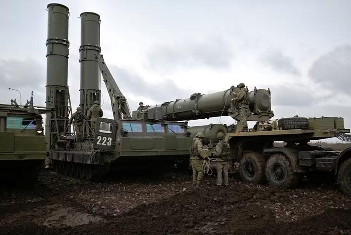 S-300V là một trong 3 nhánh của dòng hệ thống phòng không S-300 đồ sộ. Chữ "V" thể hiện nó là tổ hợp trang bị cho lục quân, được thiết kế để hoạt động độc lập, bảo vệ đội hình tiến công của các đơn vị cơ giới khỏi những cuộc tập kích từ trên không.