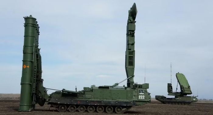 Ở cấp tiểu đoàn, hai hệ thống radar mạnh mẽ hơn được bổ sung - một radar giám sát 360 độ và một radar kiểm soát hỏa lực. Radar giám sát có góc phương vị 360, độ phát hiện mục tiêu trong bán kính 240 km và truyền thông tin đến xe phóng của khẩu đội để theo dõi.