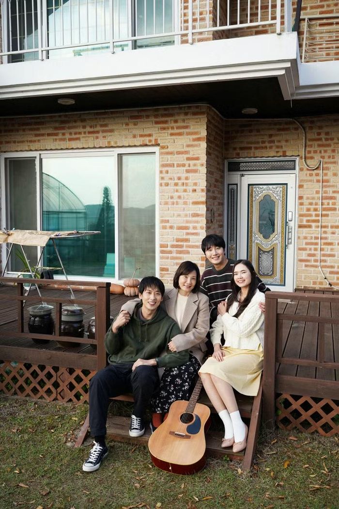 Jung Il Woo và các diễn viên Việt Nam trong "Mang mẹ đi bỏ"