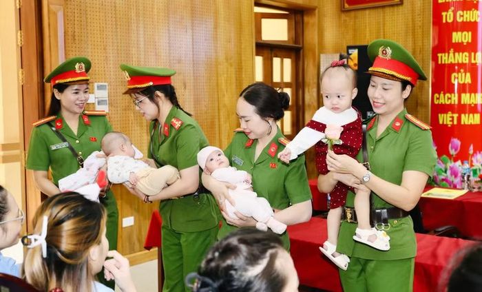 Các hội viên Ban Phụ nữ CATP nâng niu, chơi đùa cùng các em nhỏ