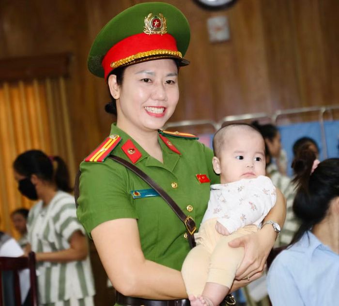 Thiếu tá Đặng Thị Hồng Trang - cán bộ Tổ Cảnh sát bảo vệ Trại tạm giam số 1 gặp lại bé trai 5 tháng tuổi, từng được chị chăm sóc tại Bệnh viện 198 ngay khi vừa lọt lòng mẹ
