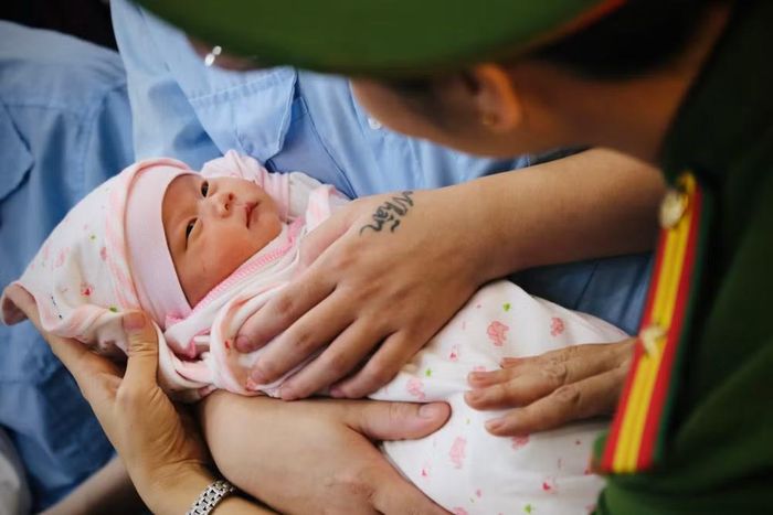 Việc thăm hỏi, tặng quà thể hiện sự quan tâm, chia sẻ với các cháu
