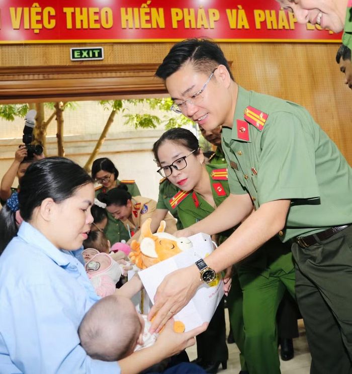 Trung tá Lê Minh Tuấn - Phó trưởng Phòng Công tác chính trị CATP Hà Nội cho biết đây là hoạt động thiết thực, hướng đến kỷ niệm 96 năm Ngày phụ nữ Việt Nam (20/10/193-20/10/2026)