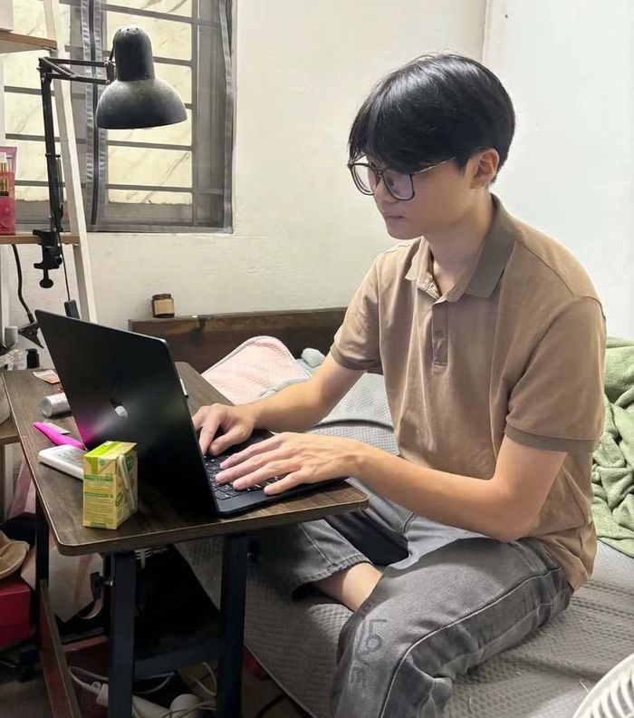 Dũng sử dụng AI để tra cứu, tổng hợp tài liệu, dịch văn bản tiếng Anh, tìm số liệu và hỗ trợ giải bài tập.